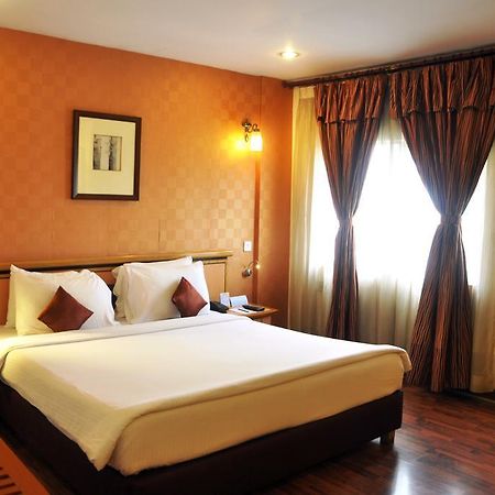 Indismart Hotel Calcutta Buitenkant foto
