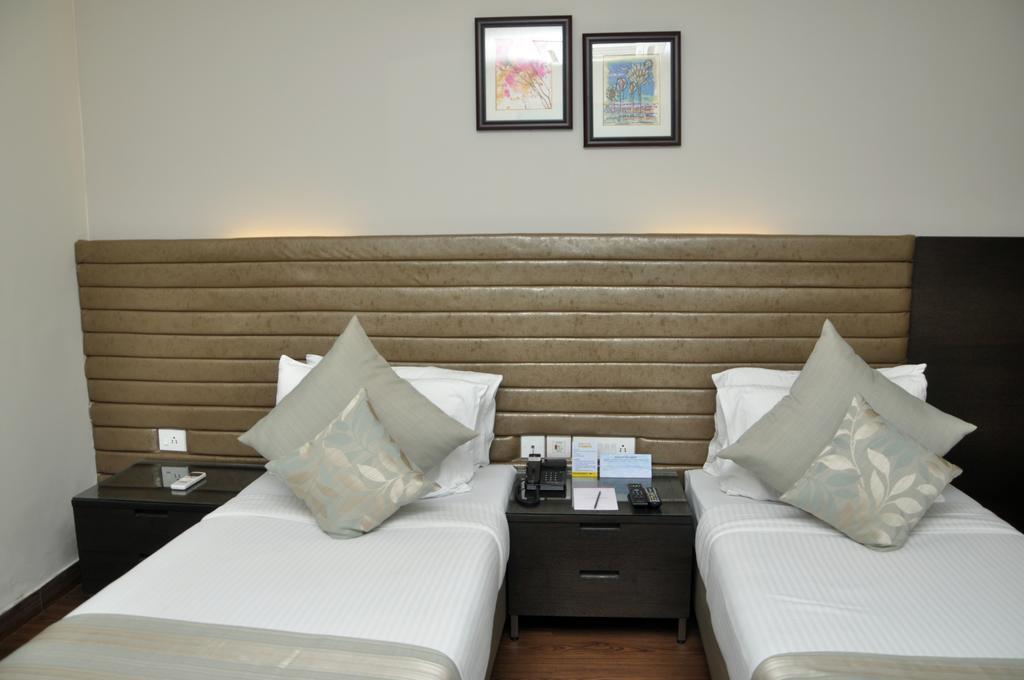 Indismart Hotel Calcutta Buitenkant foto