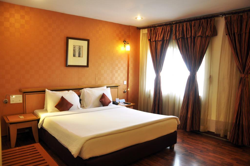 Indismart Hotel Calcutta Buitenkant foto