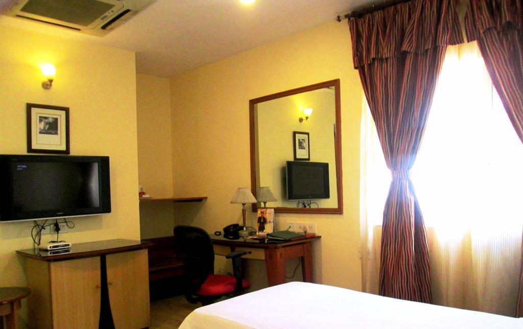 Indismart Hotel Calcutta Buitenkant foto