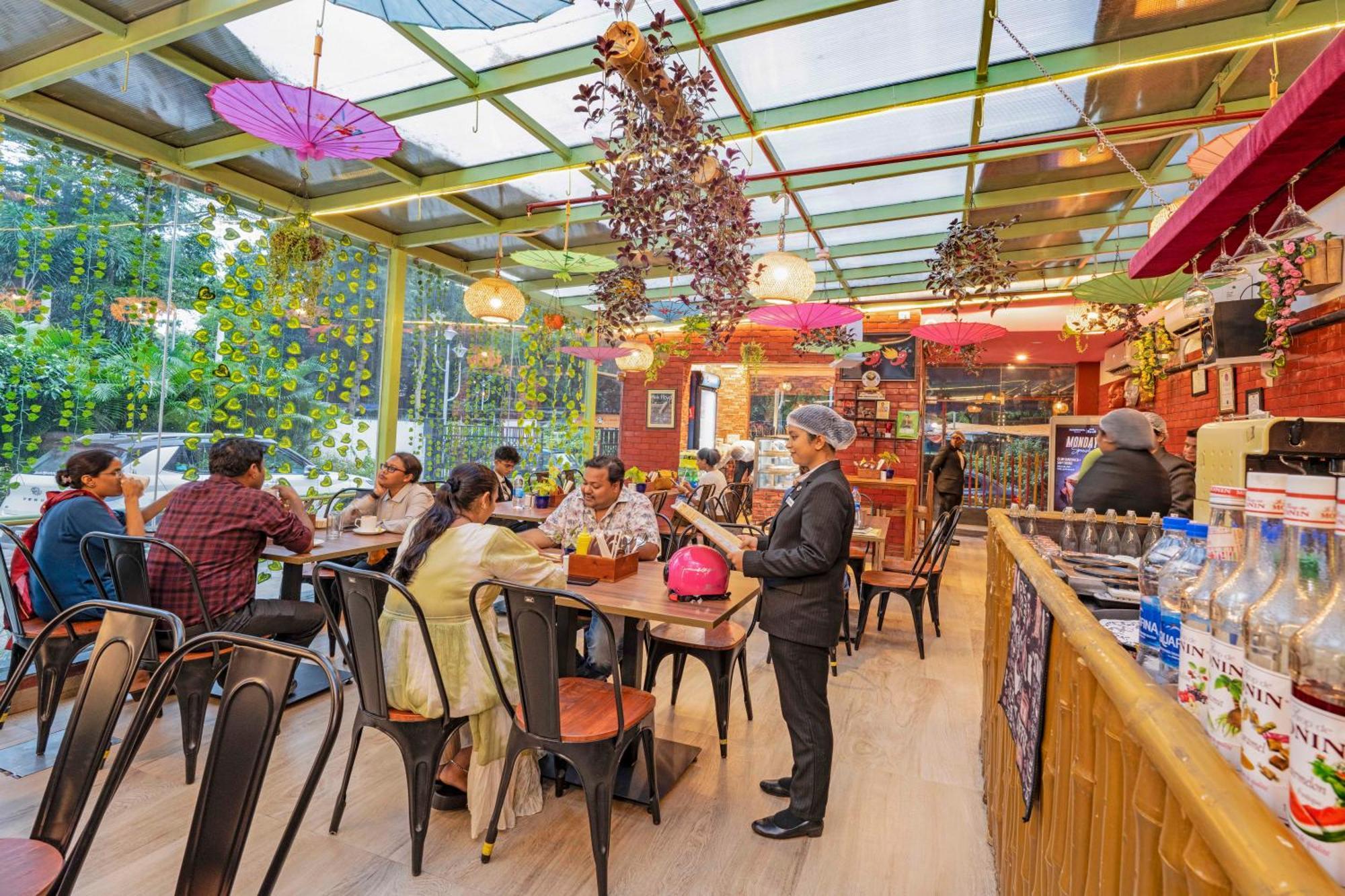 Indismart Hotel Calcutta Buitenkant foto