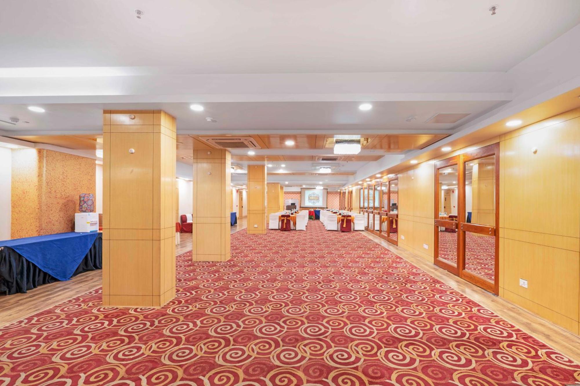 Indismart Hotel Calcutta Buitenkant foto