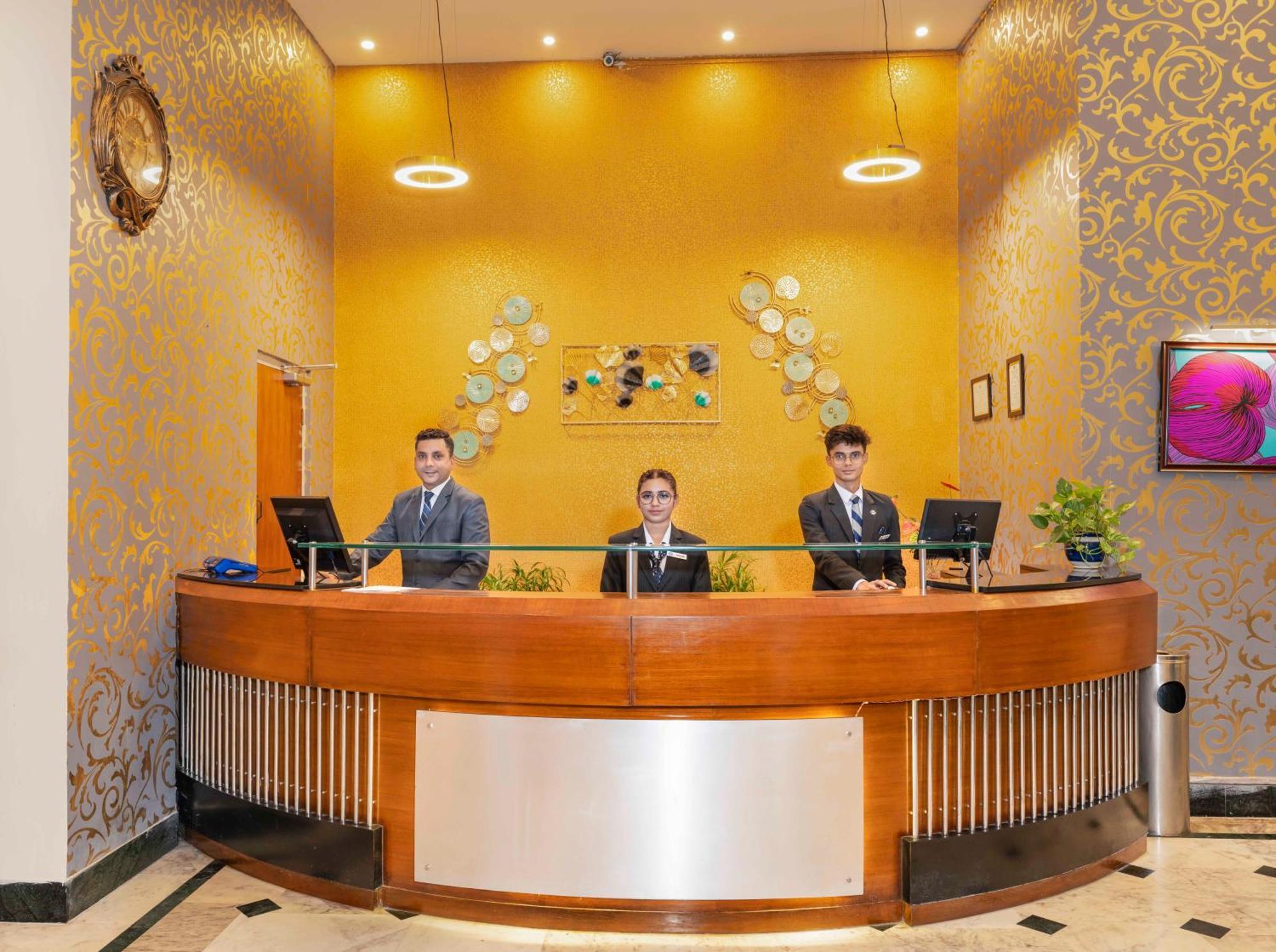 Indismart Hotel Calcutta Buitenkant foto