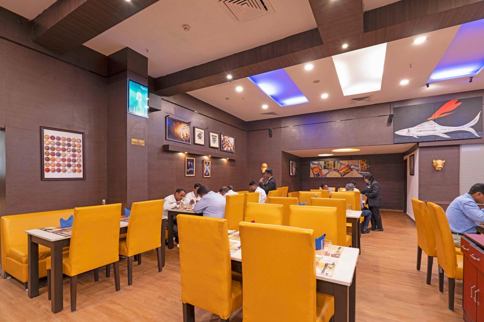 Indismart Hotel Calcutta Buitenkant foto