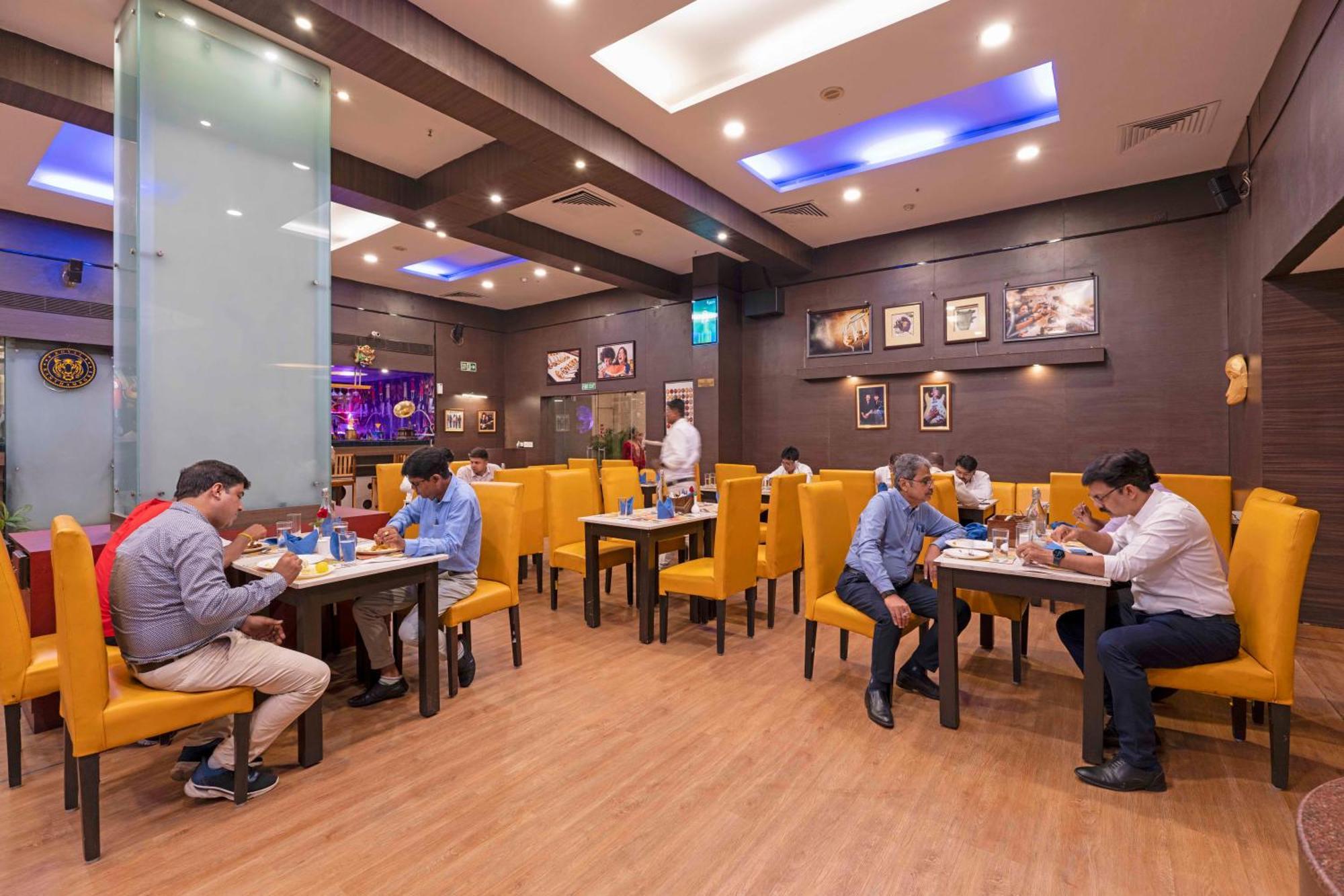 Indismart Hotel Calcutta Buitenkant foto