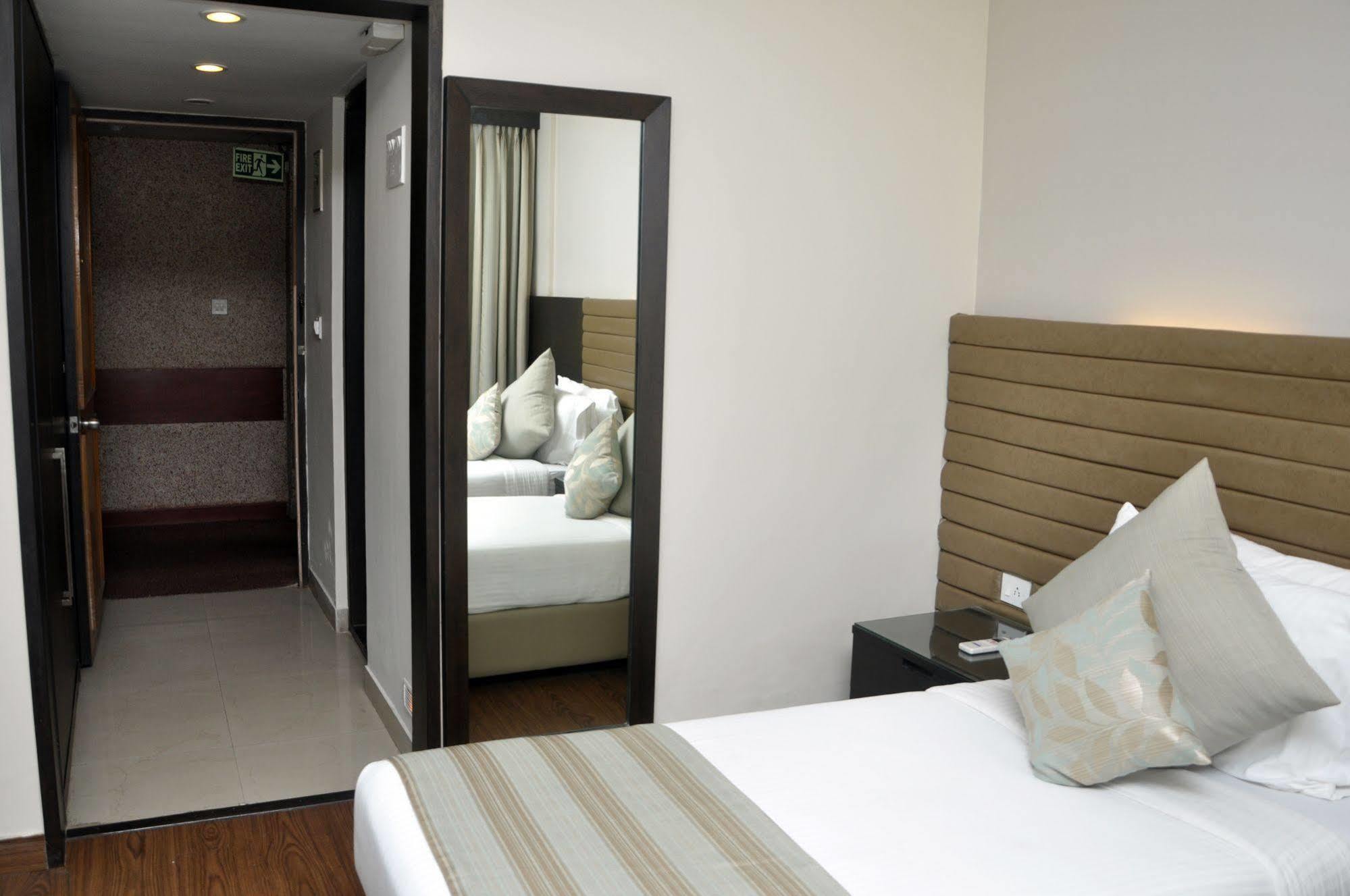 Indismart Hotel Calcutta Buitenkant foto