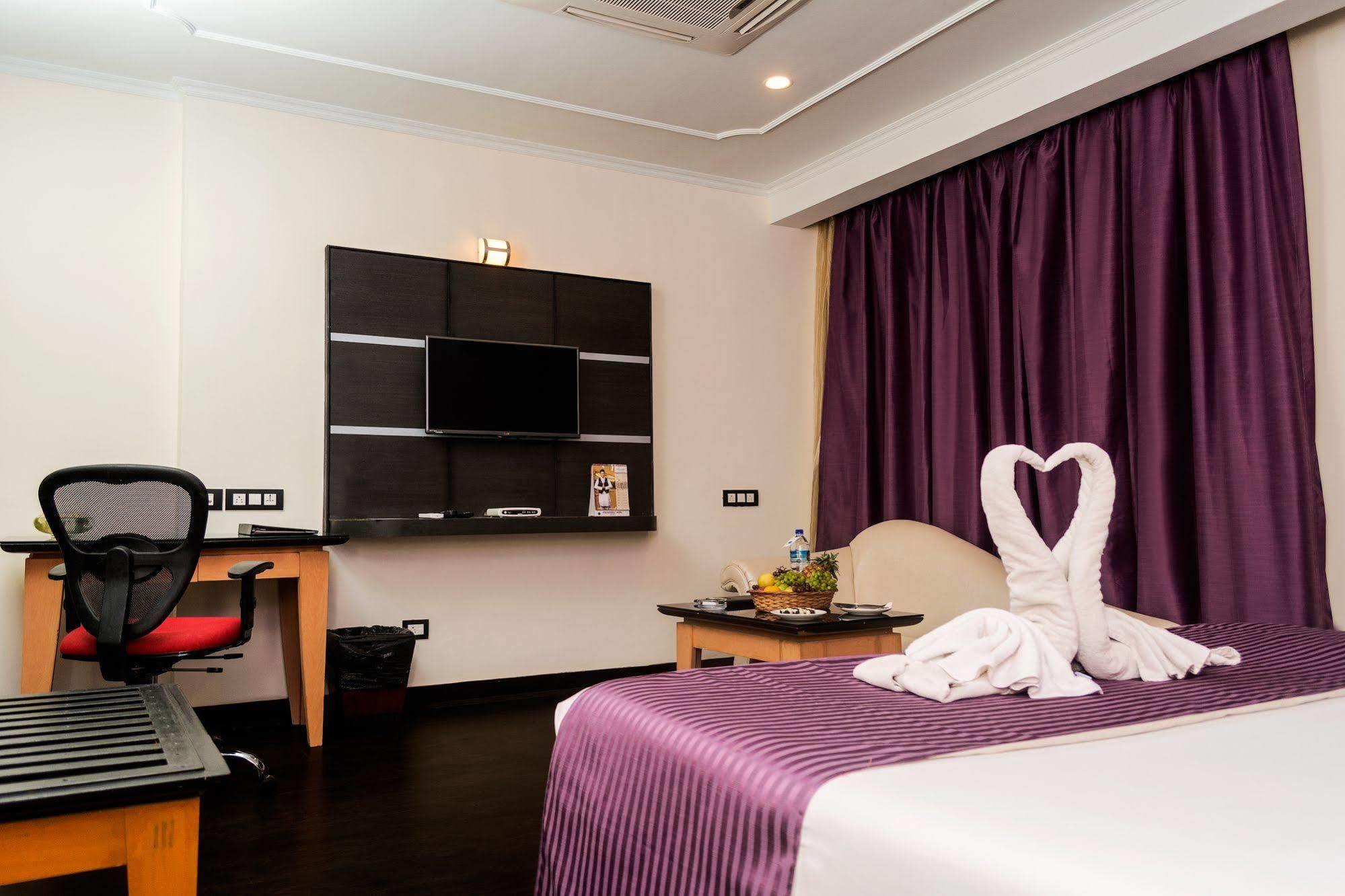 Indismart Hotel Calcutta Buitenkant foto