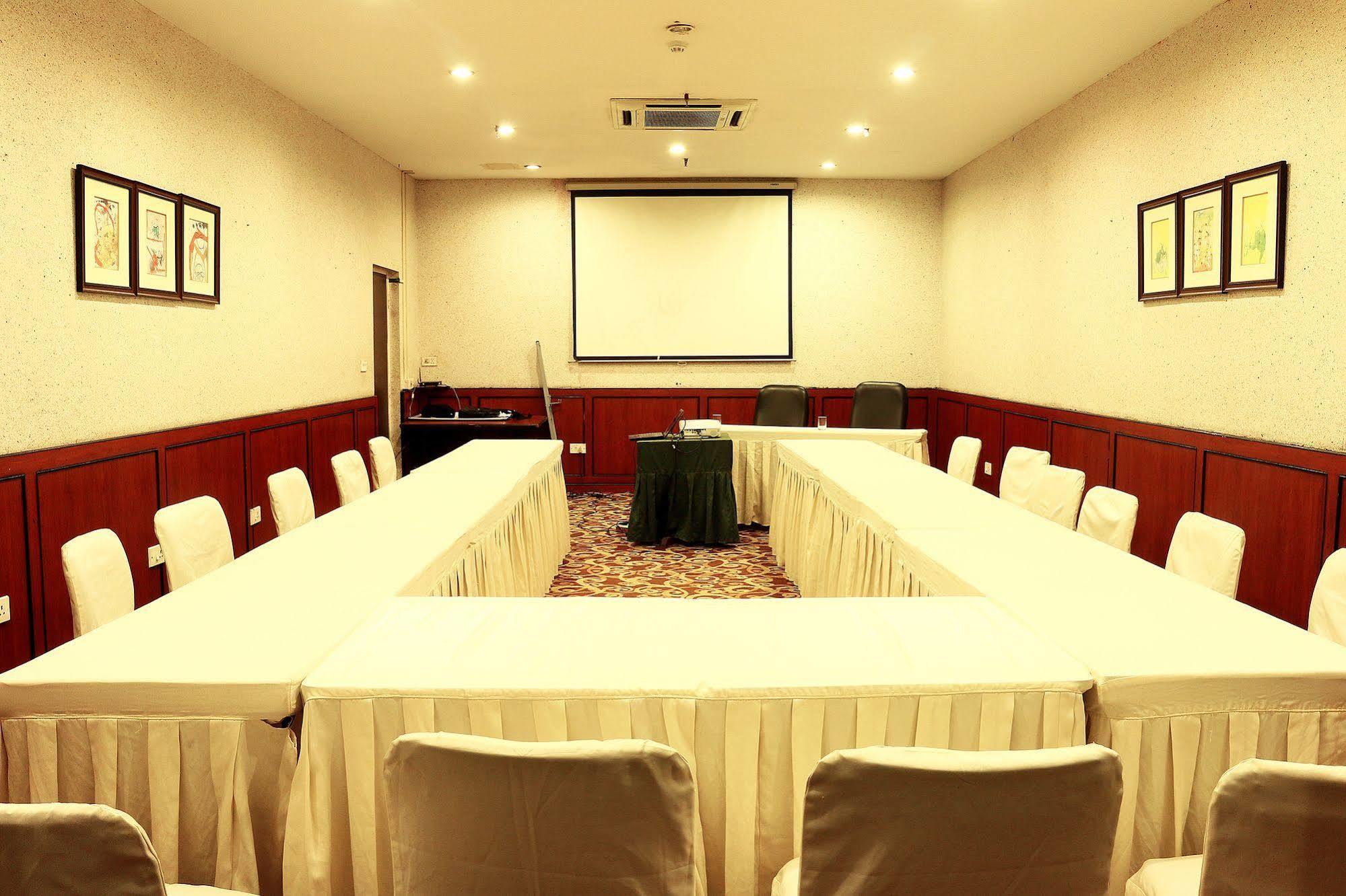 Indismart Hotel Calcutta Buitenkant foto