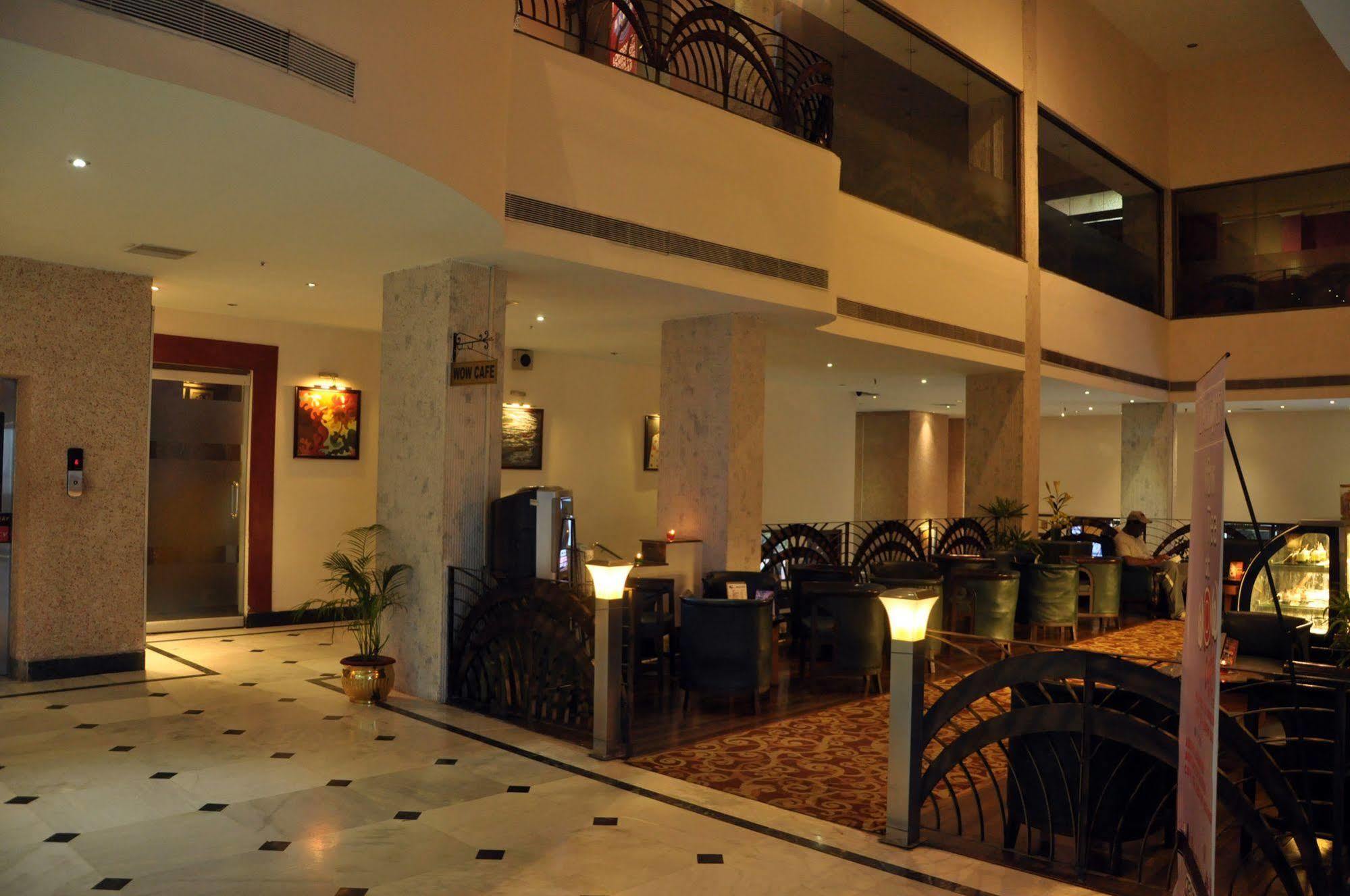 Indismart Hotel Calcutta Buitenkant foto