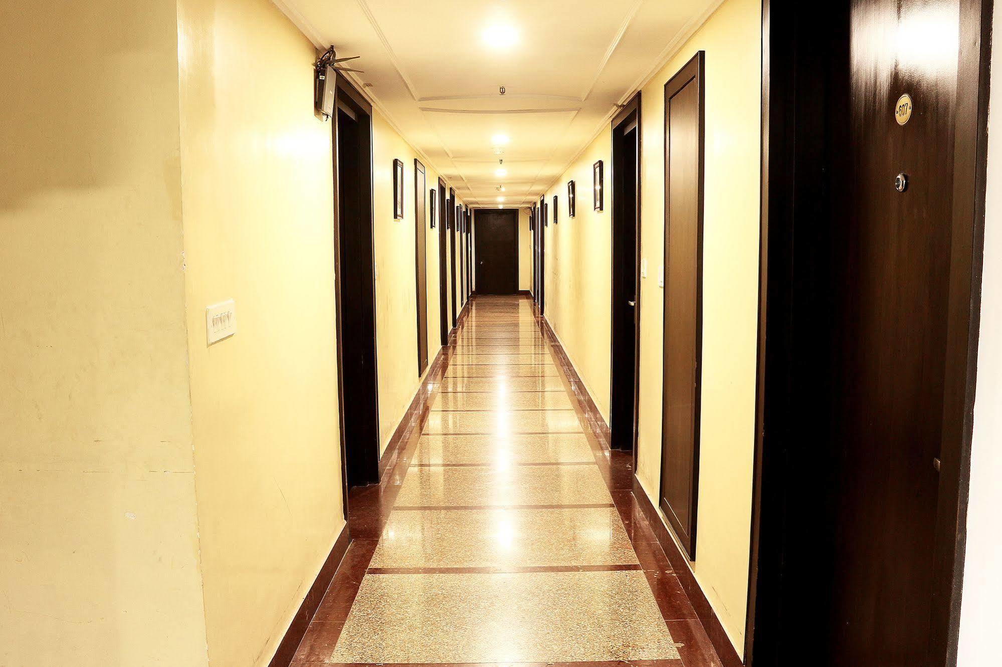 Indismart Hotel Calcutta Buitenkant foto